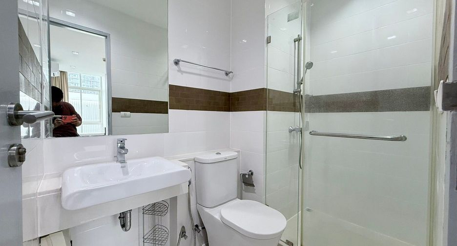 À louer 2 chambres condo à Phra Khanong, Bangkok