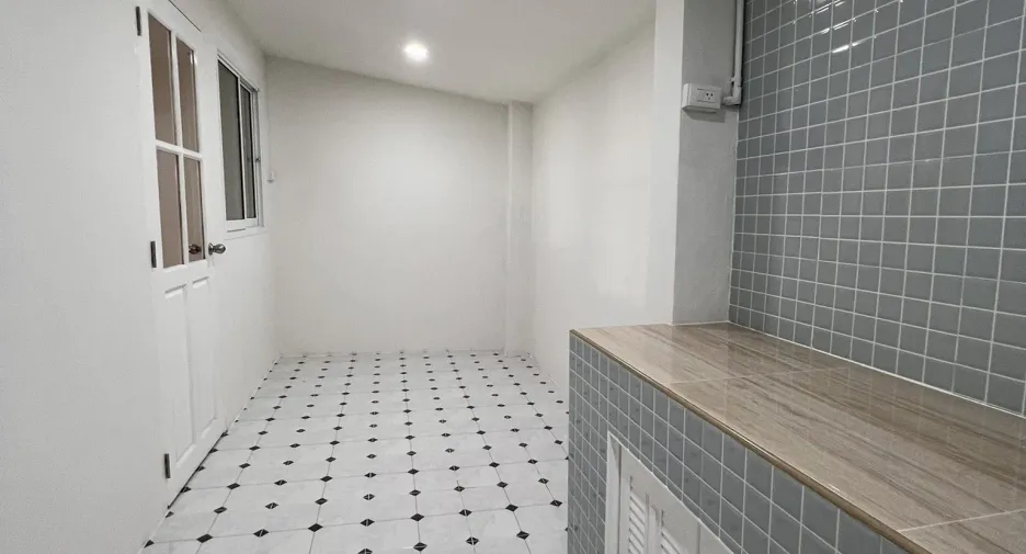 For sale 3 bedrooms townhouse in Lam Luk Ka, Pathum Thani