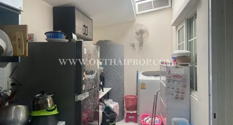 Casa adosada en venta de 4 habitaciones en Thanyaburi, Pathum Thani