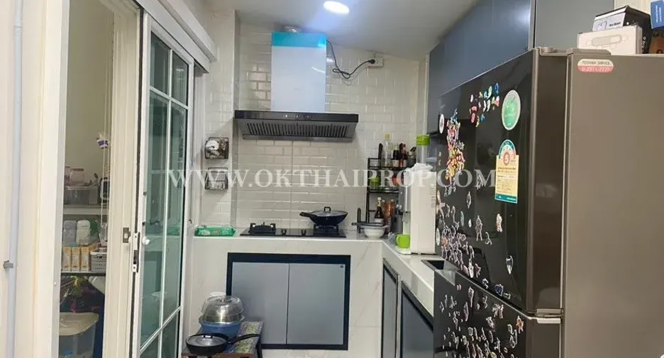 Casa adosada en venta de 4 habitaciones en Thanyaburi, Pathum Thani