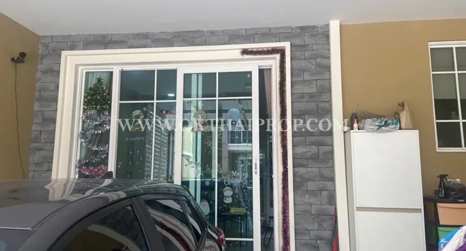 Casa adosada en venta de 4 habitaciones en Thanyaburi, Pathum Thani