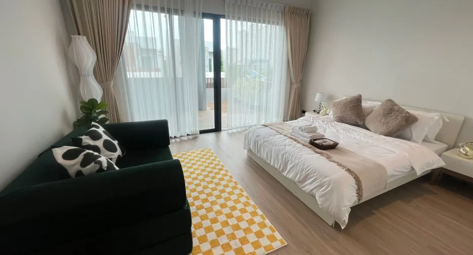 For rent 5 bedrooms townhouse in Huai Khwang, Bangkok