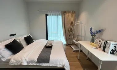 For rent 5 bedrooms townhouse in Huai Khwang, Bangkok