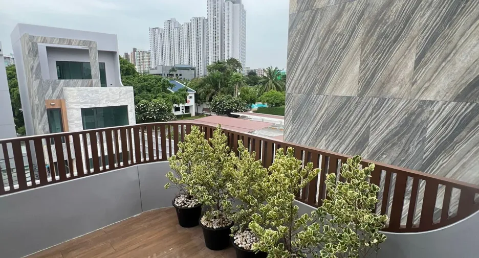 For rent 5 bedrooms townhouse in Huai Khwang, Bangkok