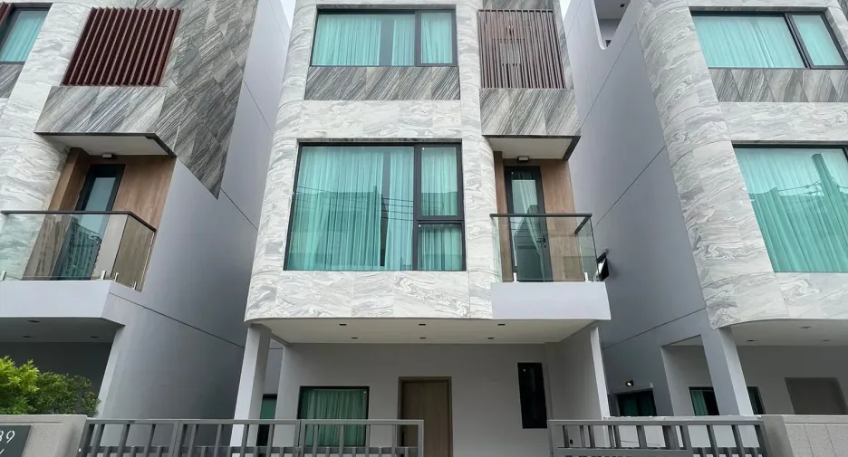 For rent 5 bedrooms townhouse in Huai Khwang, Bangkok