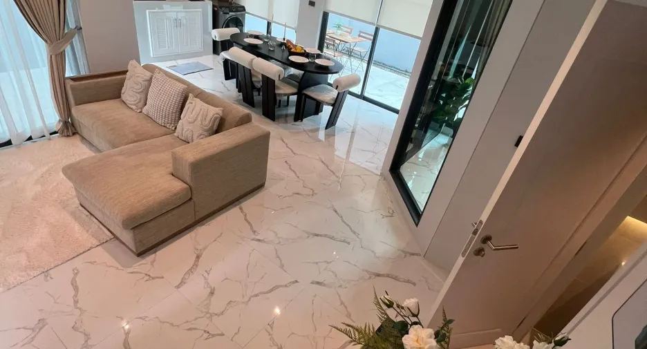For rent 5 bedrooms townhouse in Huai Khwang, Bangkok