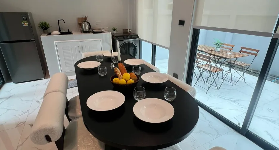 For rent 5 bedrooms townhouse in Huai Khwang, Bangkok