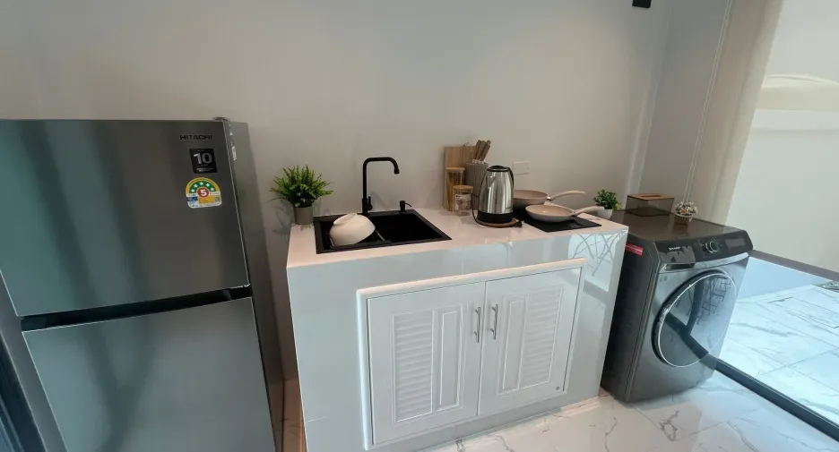 For rent 5 bedrooms townhouse in Huai Khwang, Bangkok