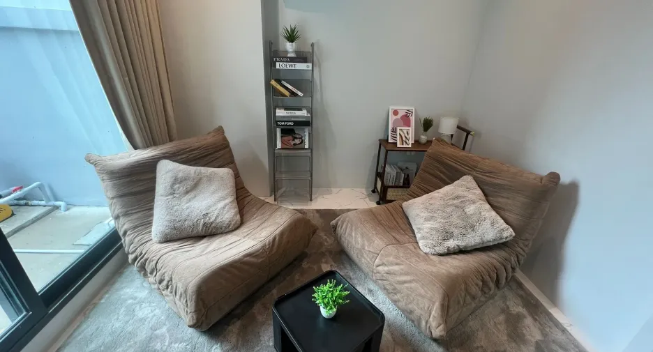 For rent 5 bedrooms townhouse in Huai Khwang, Bangkok