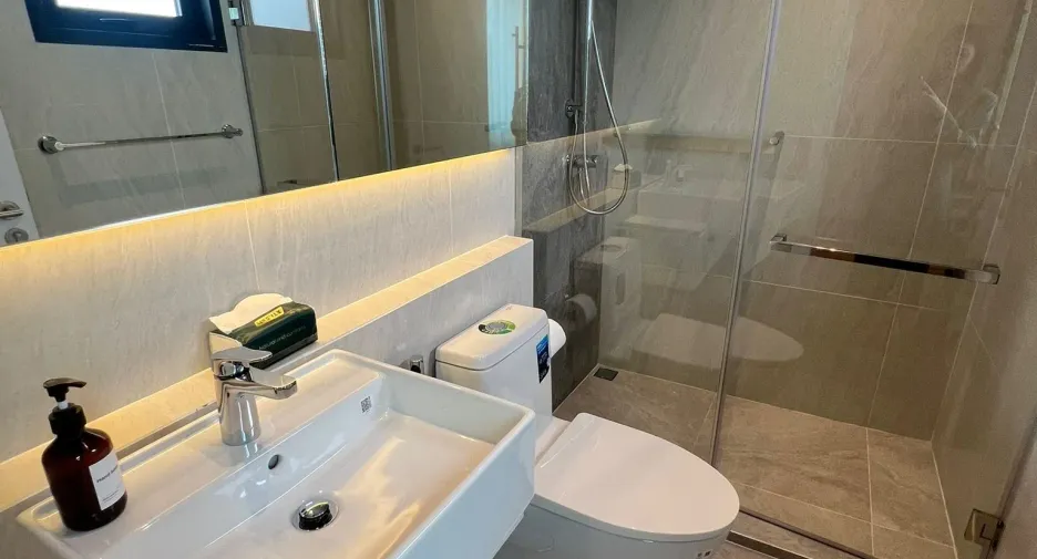 For rent 5 bedrooms townhouse in Huai Khwang, Bangkok