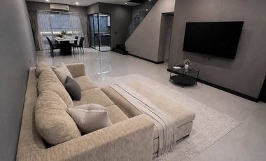 Casa adosada en alquiler y en venta de 3 habitaciones en Lat Phrao, Bangkok
