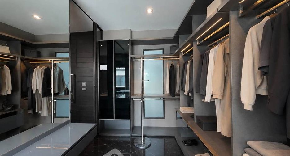 Casa adosada en alquiler y en venta de 3 habitaciones en Lat Phrao, Bangkok