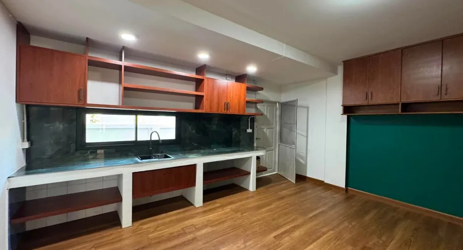 For rent and for sale 4 bedrooms townhouse in Mueang Chiang Mai, Chiang Mai