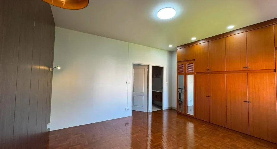For rent and for sale 4 bedrooms townhouse in Mueang Chiang Mai, Chiang Mai
