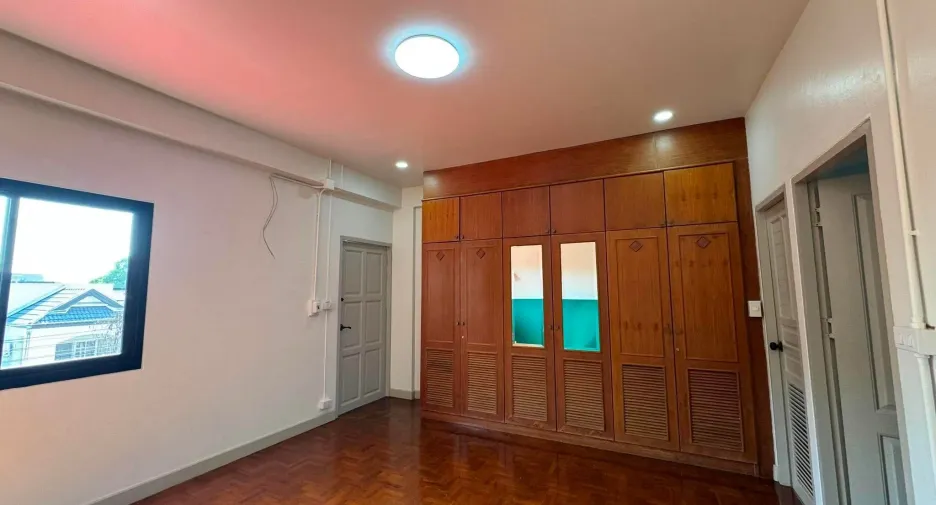 For rent and for sale 4 bedrooms townhouse in Mueang Chiang Mai, Chiang Mai