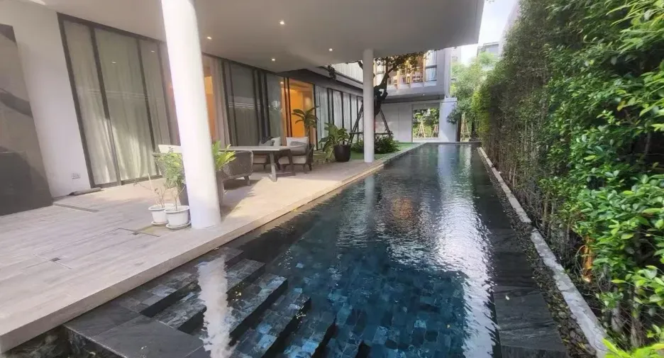 À louer 5 chambres maison à Huai Khwang, Bangkok