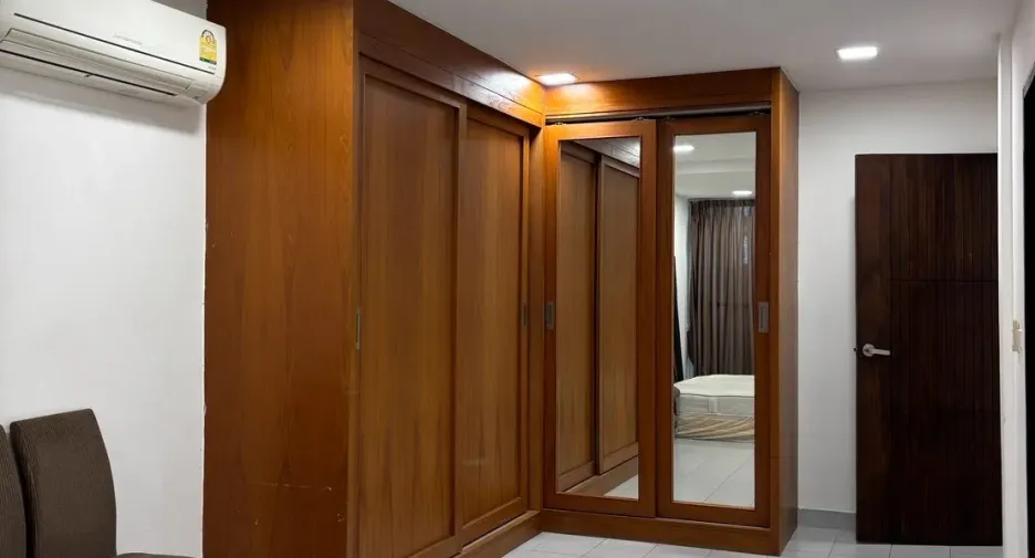 For rent 3 bedrooms townhouse in Khlong Toei, Bangkok