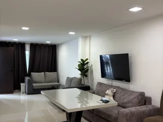 For rent 3 bedrooms townhouse in Khlong Toei, Bangkok