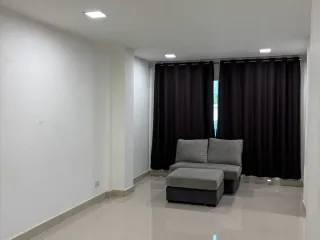 For rent 3 bedrooms townhouse in Khlong Toei, Bangkok
