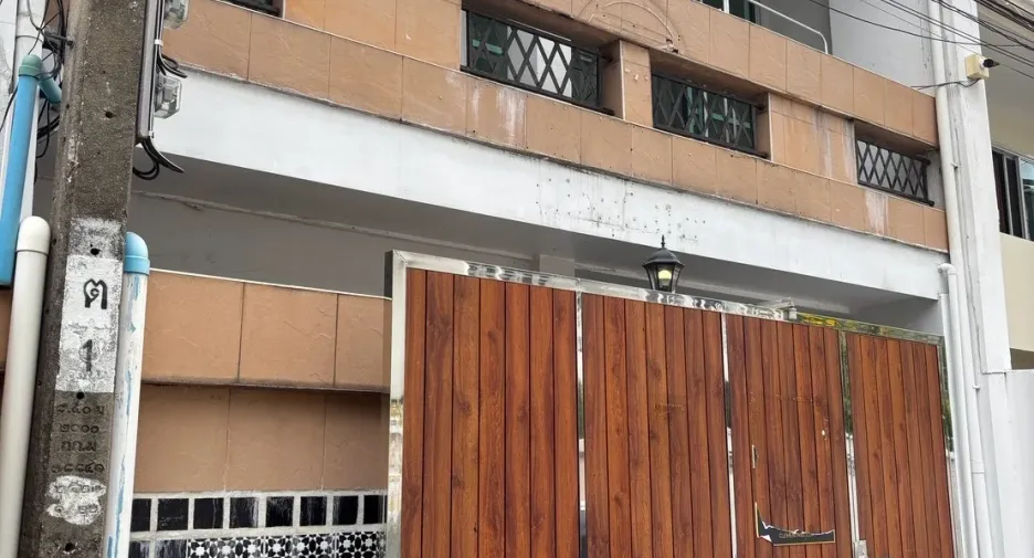 For rent 3 bedrooms townhouse in Khlong Toei, Bangkok