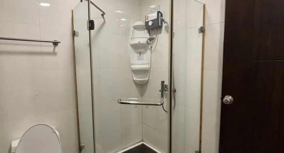 For rent 3 bedrooms townhouse in Khlong Toei, Bangkok