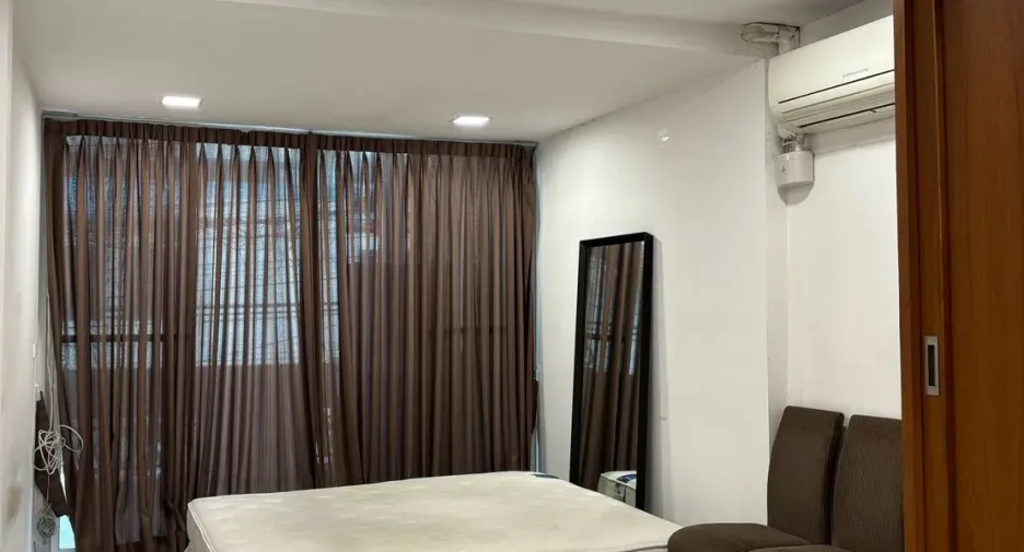 For rent 3 bedrooms townhouse in Khlong Toei, Bangkok