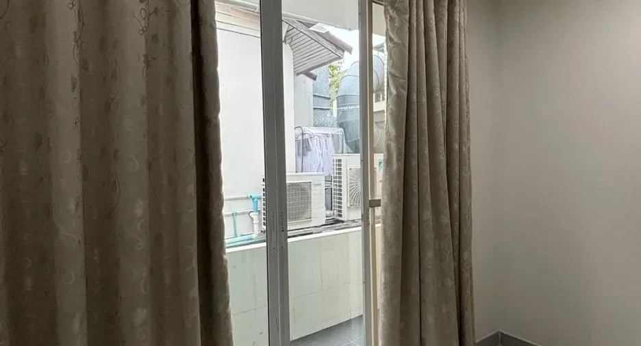 For rent 3 bedrooms townhouse in Khlong Toei, Bangkok