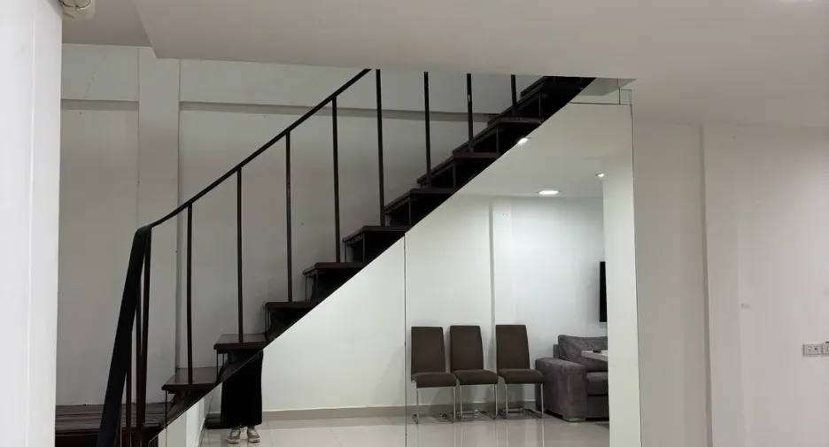 For rent 3 bedrooms townhouse in Khlong Toei, Bangkok