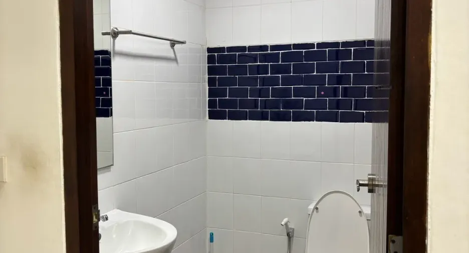 For rent 3 bedrooms townhouse in Khlong Toei, Bangkok