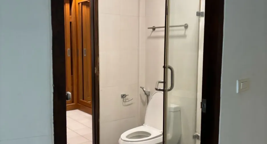 For rent 3 bedrooms townhouse in Khlong Toei, Bangkok