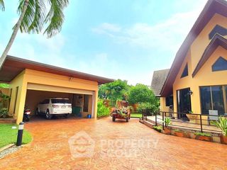 Villa zum Kauf mit 6 Zimmer in Sattahip, Chonburi