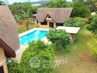 Villa zum Kauf mit 6 Zimmer in Sattahip, Chonburi