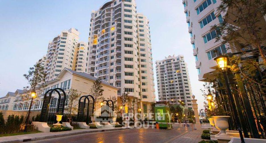 For rent 2 bedrooms condo in Huai Khwang, Bangkok