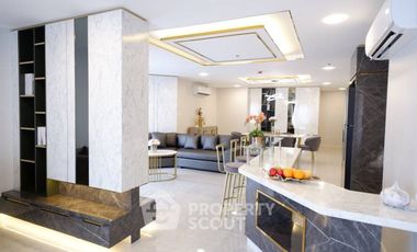 For rent 3 bedrooms condo in Huai Khwang, Bangkok