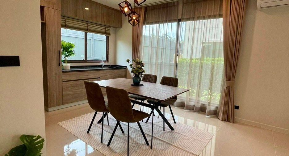 For rent 4 bedrooms house in Bang Kapi, Bangkok