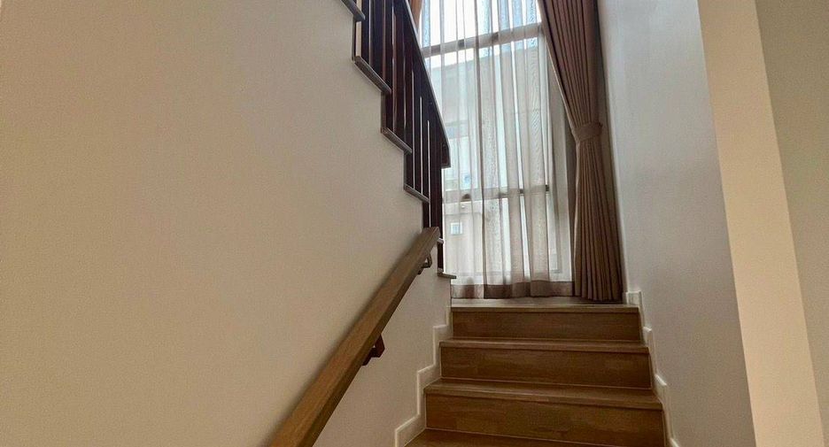 For rent 4 bedrooms house in Bang Kapi, Bangkok