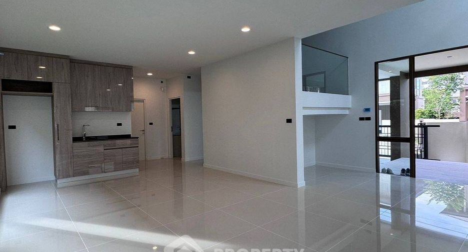 For rent 4 bedrooms house in Bang Kapi, Bangkok