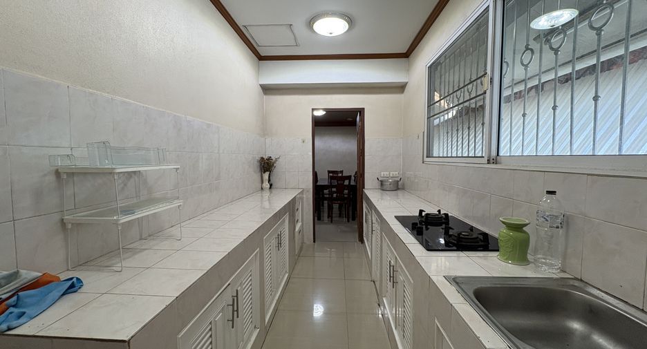 For rent 5 bedrooms house in Mueang Chiang Mai, Chiang Mai
