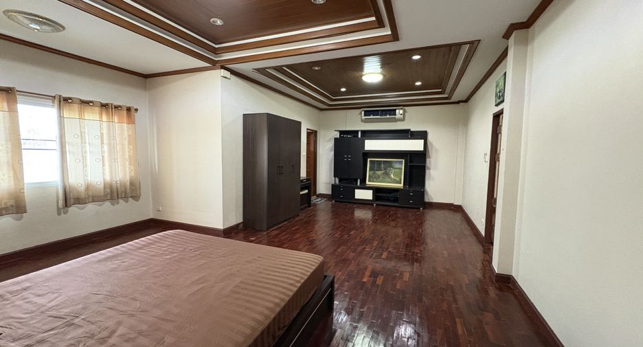 For rent 5 bedrooms house in Mueang Chiang Mai, Chiang Mai