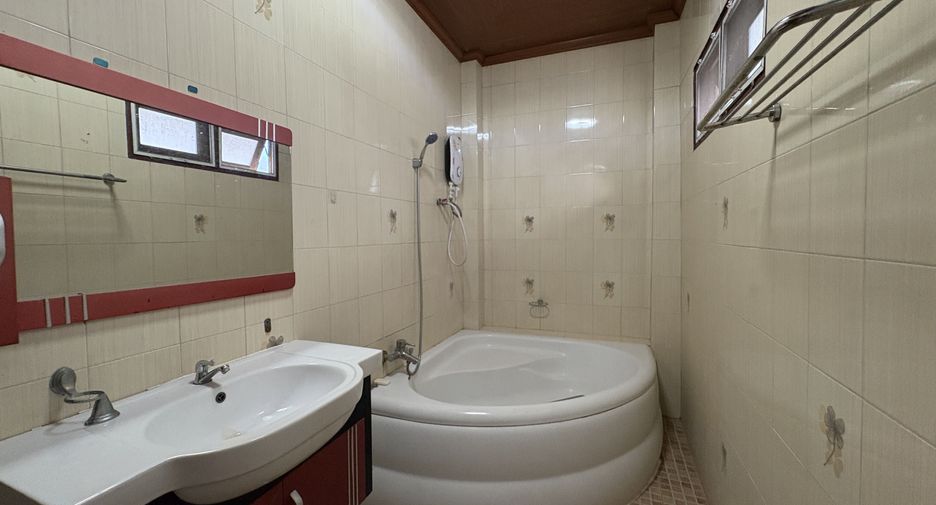 For rent 5 bedrooms house in Mueang Chiang Mai, Chiang Mai