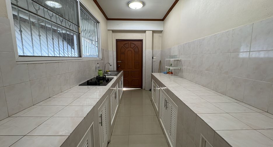 For rent 5 bedrooms house in Mueang Chiang Mai, Chiang Mai