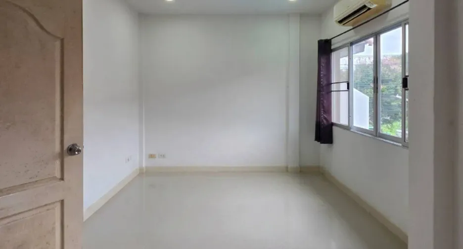 À vendre 3 chambres maison de ville à Thalang, Phuket