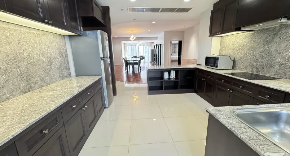For rent 3 ベッドルーム apartment in Pathum Wan, Bangkok