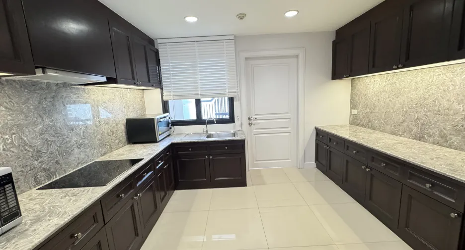 For rent 3 ベッドルーム apartment in Pathum Wan, Bangkok
