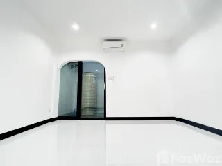 For rent 4 bedrooms townhouse in Phra Khanong, Bangkok