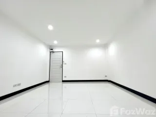 For rent 4 bedrooms townhouse in Phra Khanong, Bangkok