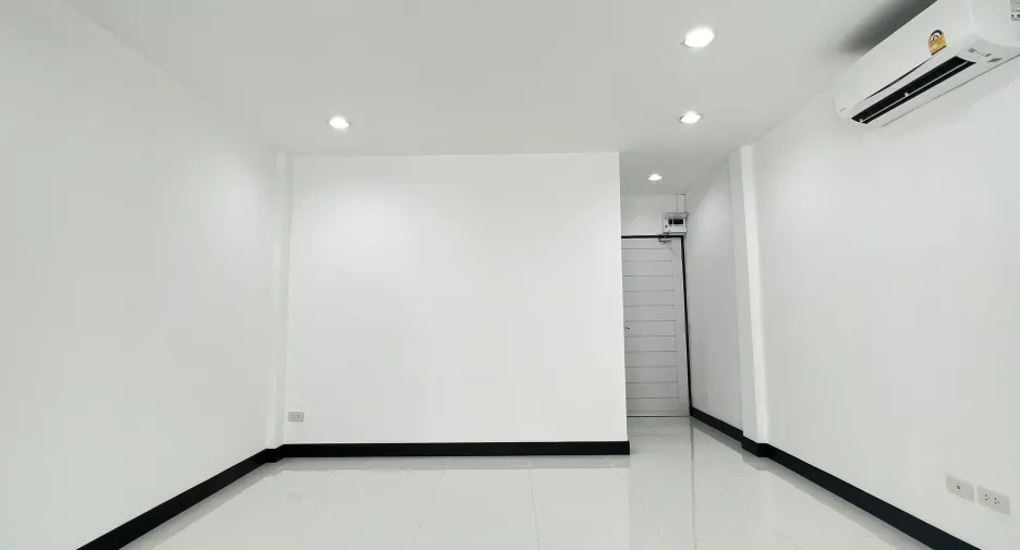 For rent 4 bedrooms townhouse in Phra Khanong, Bangkok
