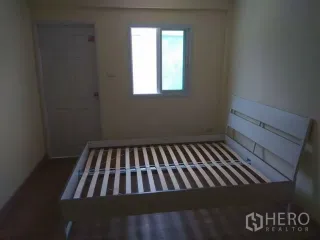 Reihenhaus zur Miete mit 2 Zimmer in Phra Khanong, Bangkok
