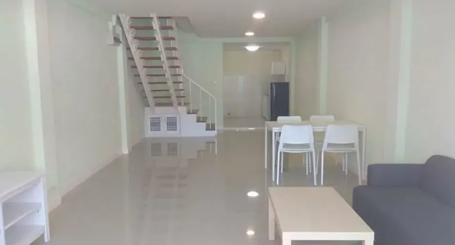 Reihenhaus zur Miete mit 2 Zimmer in Phra Khanong, Bangkok
