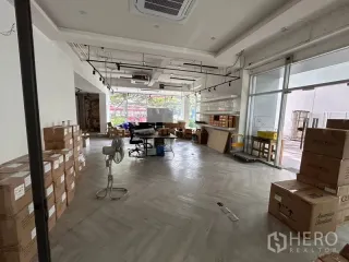 Oficina en alquiler en Watthana, Bangkok